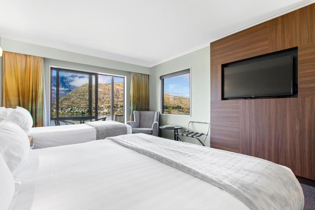 Postel nebo postele na pokoji v ubytování Holiday Inn Queenstown Frankton Road by IHG