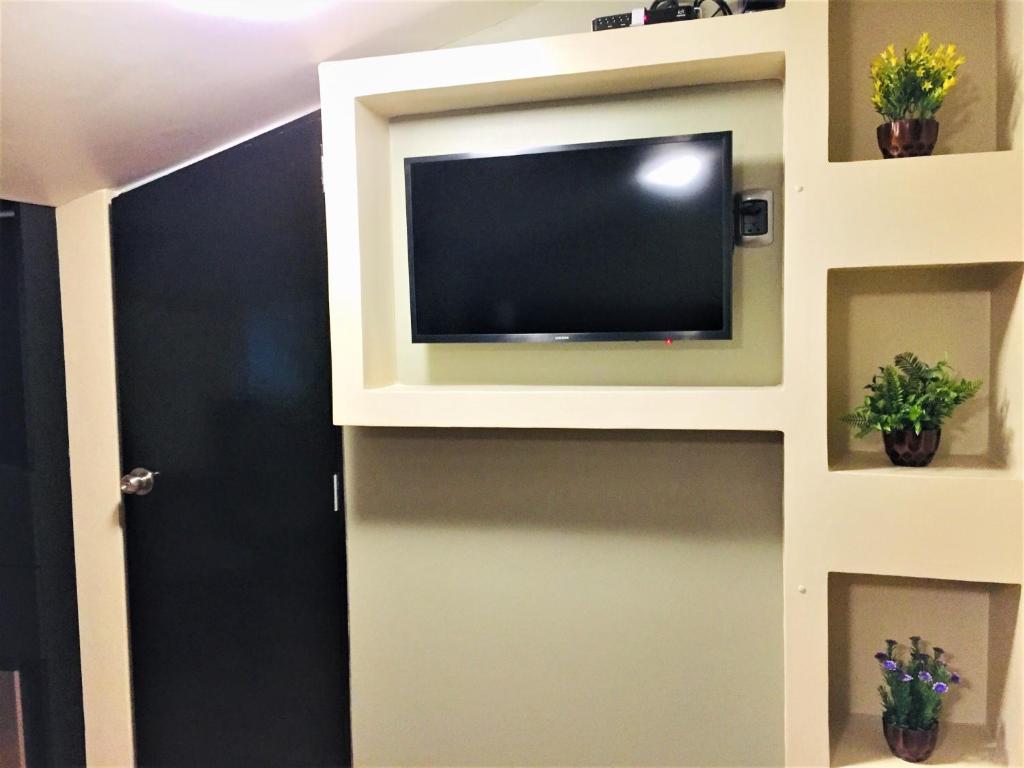 TV a/nebo společenská místnost v ubytování Hostal Carlos Tenaud