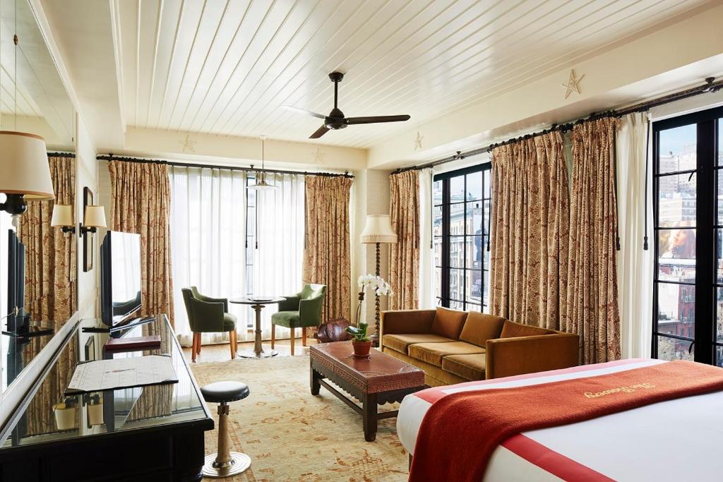 Ένα ή περισσότερα κρεβάτια σε δωμάτιο στο The Bowery Hotel