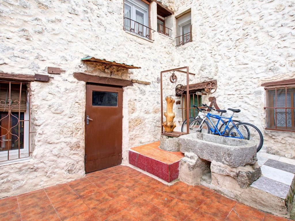 バリャドリッドにあるSnug Holiday Home in Valladolid with Private Poolの青自転車