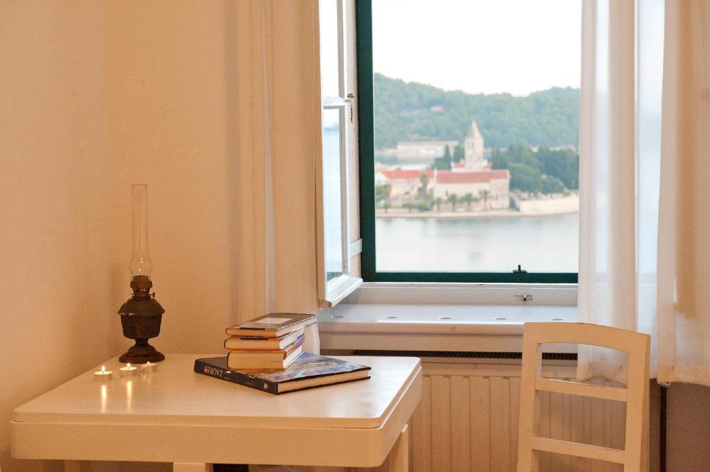Výhled na řeku, která protéká v blízkosti vily