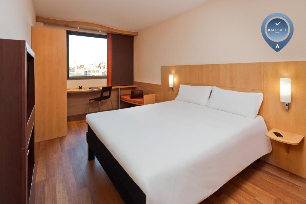 Postel nebo postele na pokoji v ubytování Ibis Lleida
