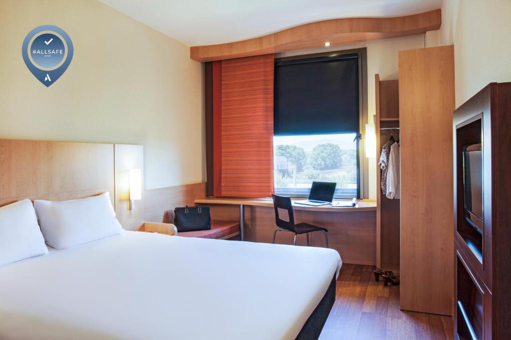 Postel nebo postele na pokoji v ubytování Ibis Lleida