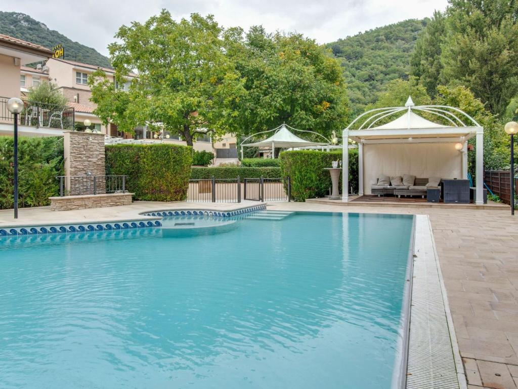 Bazén v ubytování Tasteful Holiday Home in Folignio with Garden nebo v jeho okolí