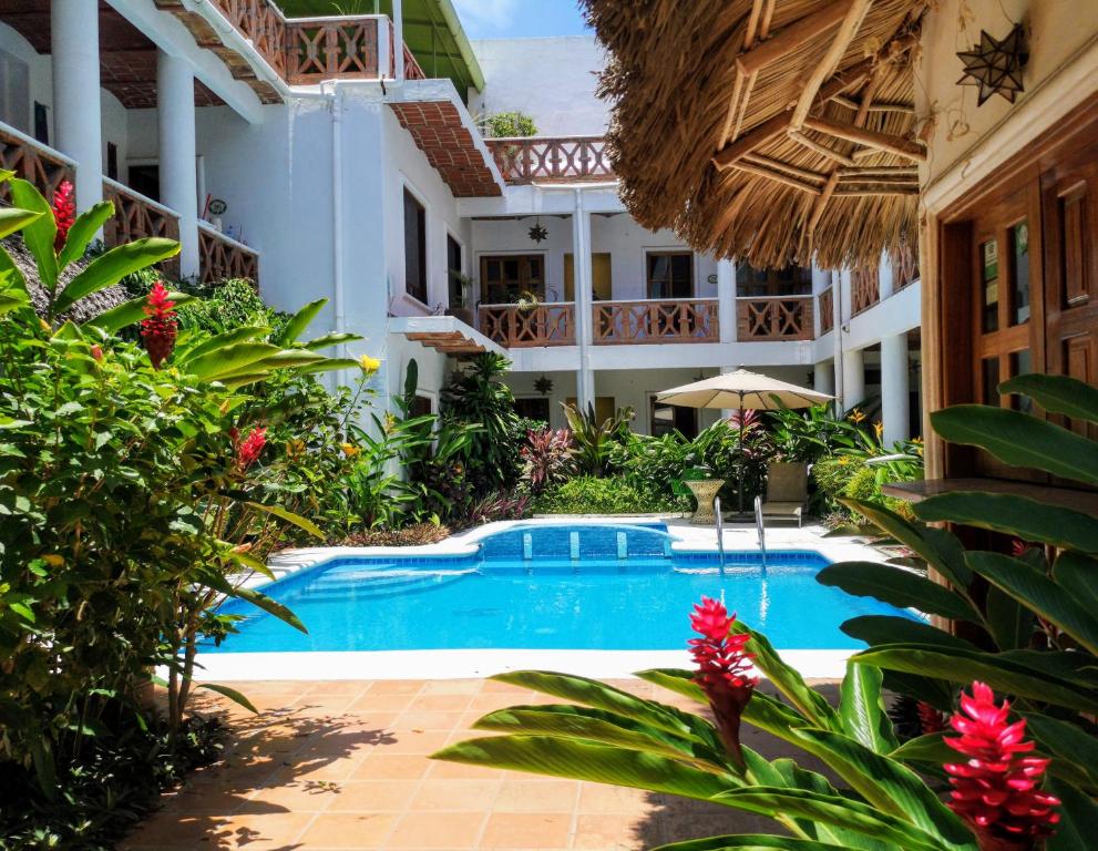 - une piscine dans la cour d'une maison dans l'établissement Hotelito Los Sueños, à Sayulita