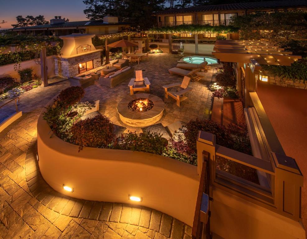 een luchtzicht op een patio in de nacht bij Horizon Inn & Ocean View Lodge in Carmel