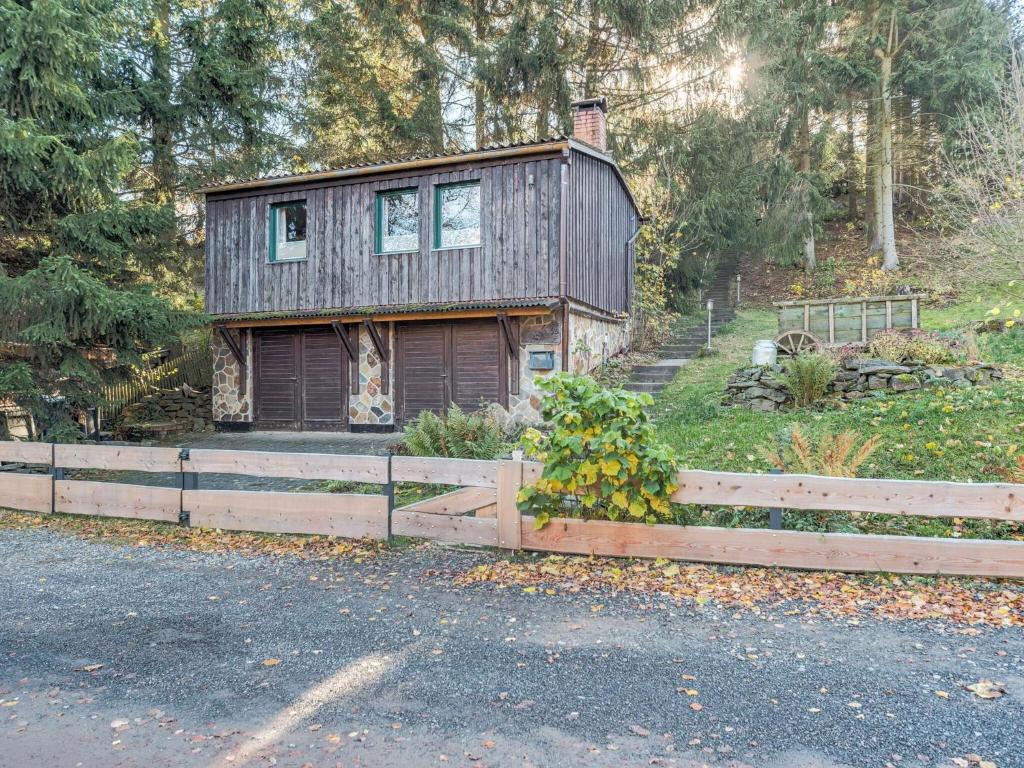 GüntersbergeにあるStunning Holiday Home in G ntersberge near Lakeの道路脇の小さな木造家屋