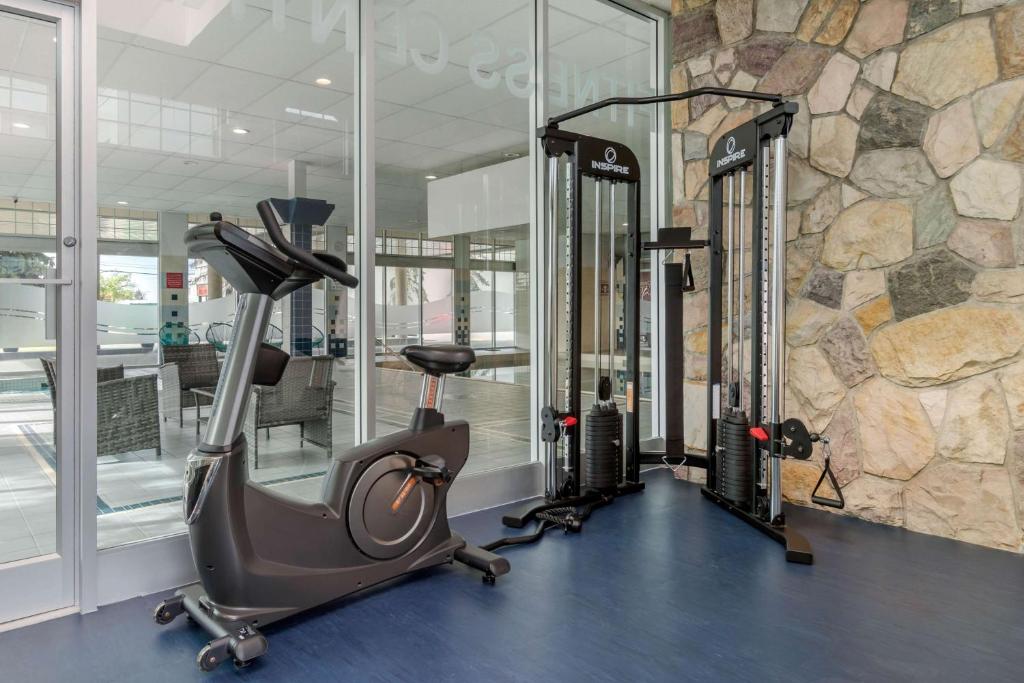 Fitness centrum a/nebo fitness zařízení v ubytování Super 8 by Wyndham Macleod Trail Calgary