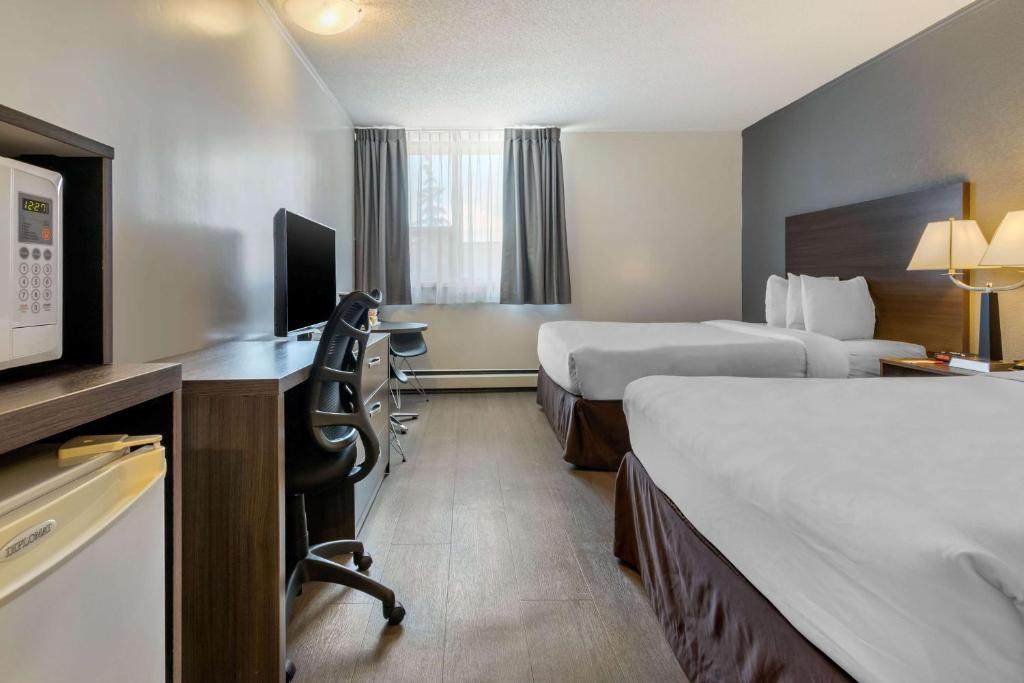 Postel nebo postele na pokoji v ubytování Super 8 by Wyndham Macleod Trail Calgary