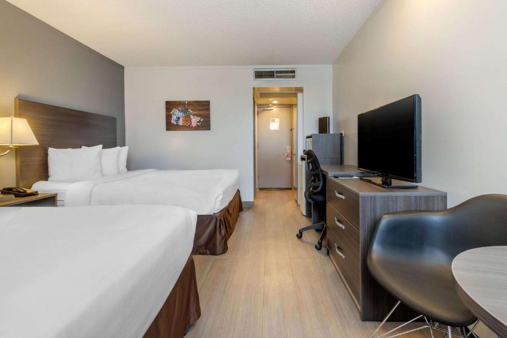 TV a/nebo společenská místnost v ubytování Super 8 by Wyndham Macleod Trail Calgary