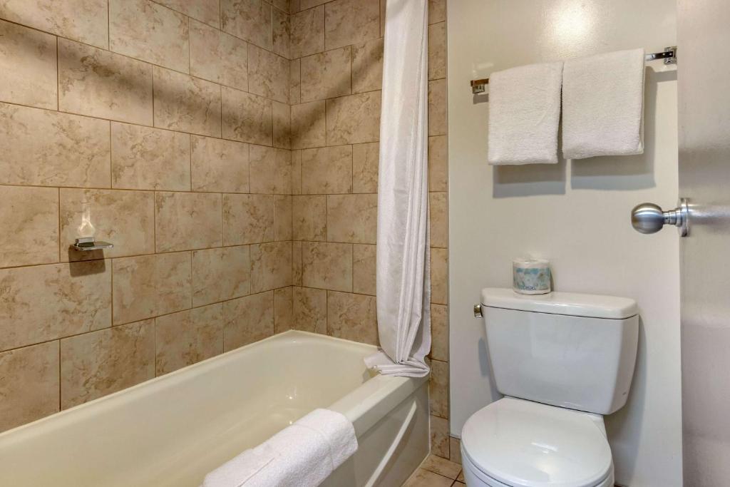 Koupelna v ubytování Super 8 by Wyndham Macleod Trail Calgary