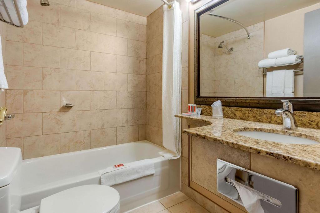 Koupelna v ubytování Super 8 by Wyndham Macleod Trail Calgary