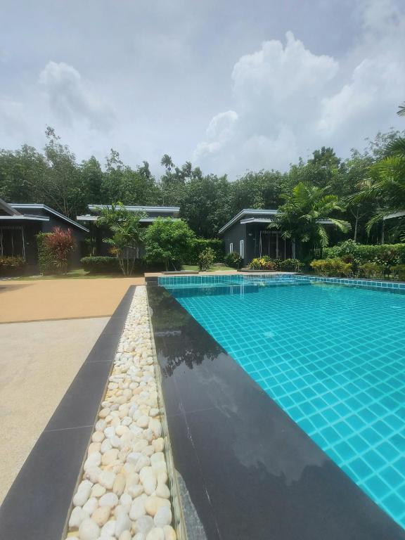 Bazén v ubytování The Herbal Khao Lak nebo v jeho okolí