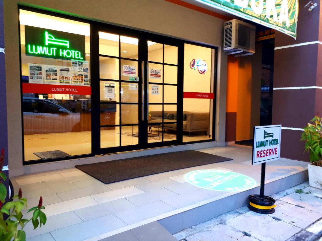 Sijil, anugerah, tanda atau dokumen lain yang dipamerkan di Lumut Hotel