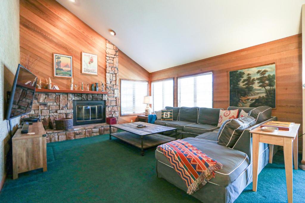 salon z kanapą i kominkiem w obiekcie Sierra Megeve #8 Condo w mieście Mammoth Lakes