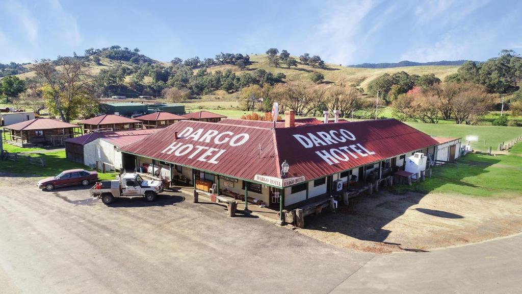 una vista aérea de un rancho con un camión aparcado delante en Dargo Hotel, en Dargo