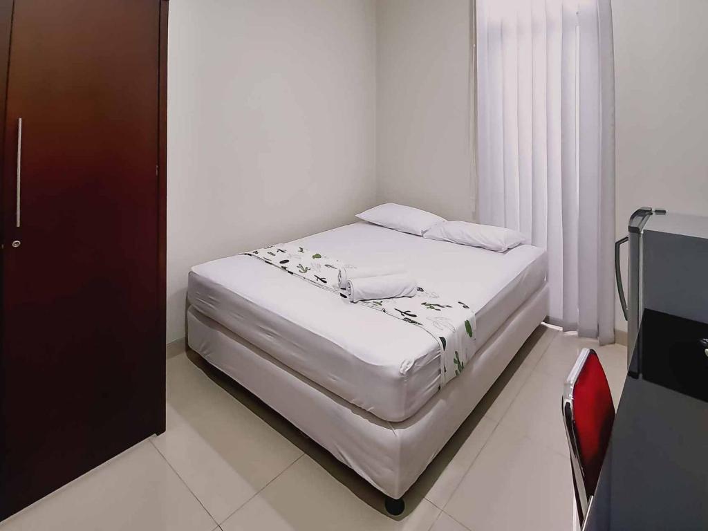 Letto o letti in una camera di Avalon Karawaci Mitra RedDoorz