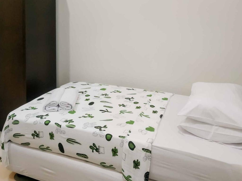 Letto o letti in una camera di Avalon Karawaci Mitra RedDoorz