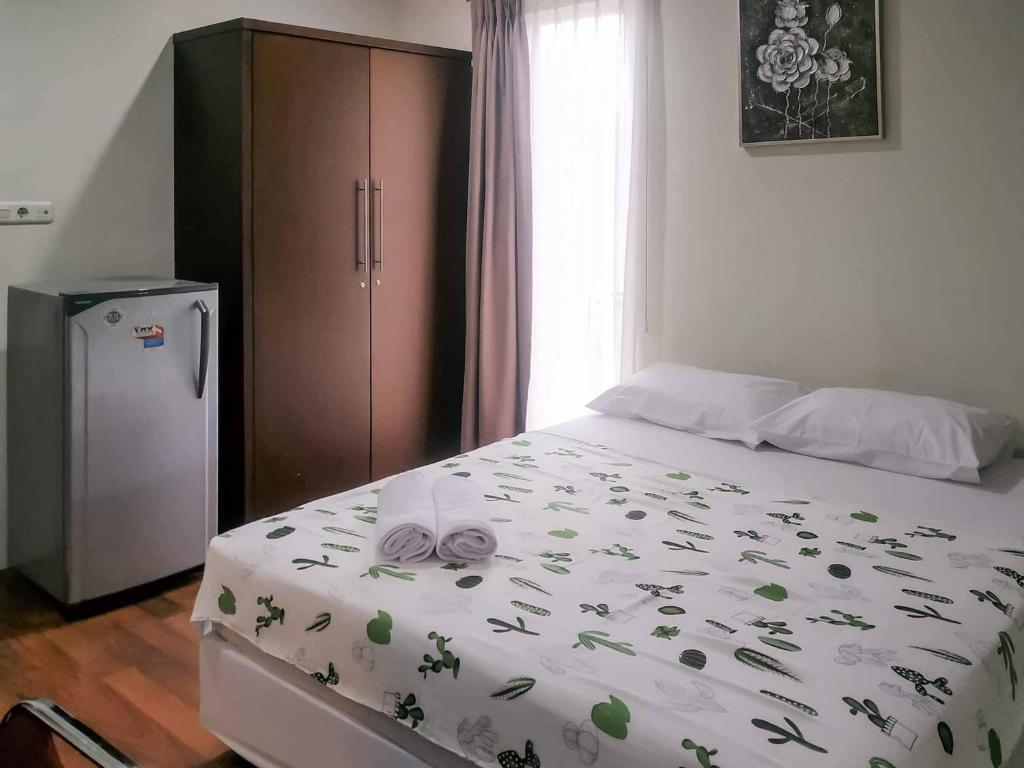 Letto o letti in una camera di Avalon Karawaci Mitra RedDoorz