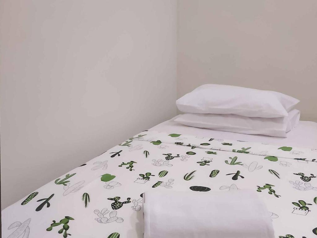 Letto o letti in una camera di Avalon Karawaci Mitra RedDoorz