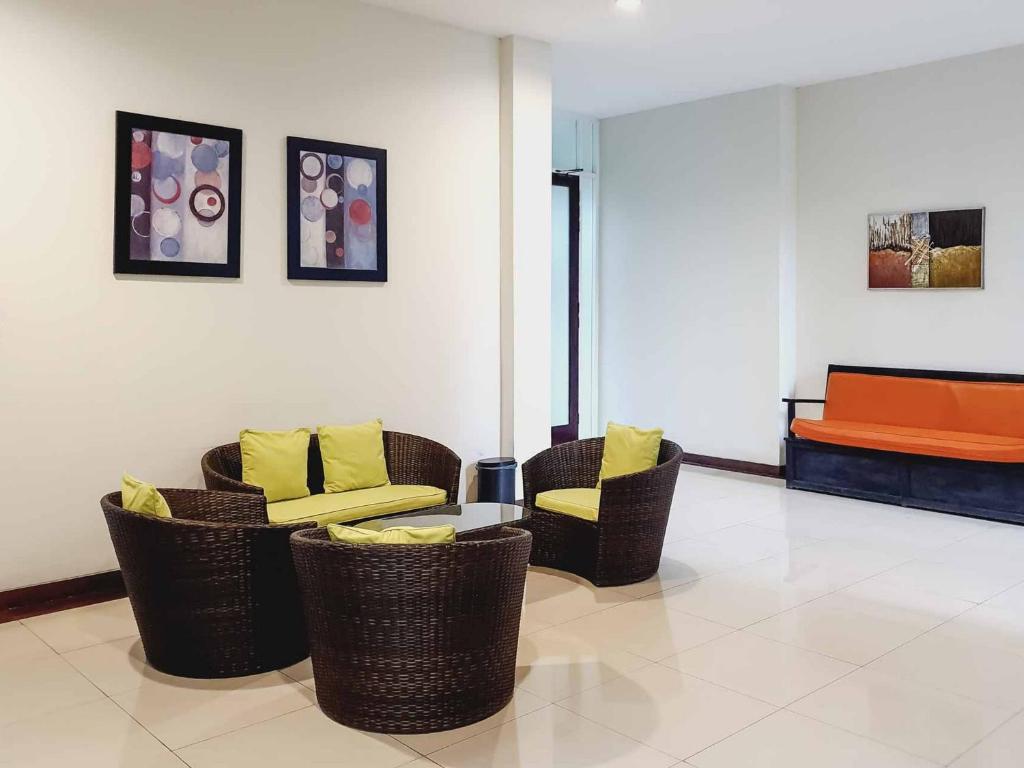 Area soggiorno di Avalon Karawaci Mitra RedDoorz