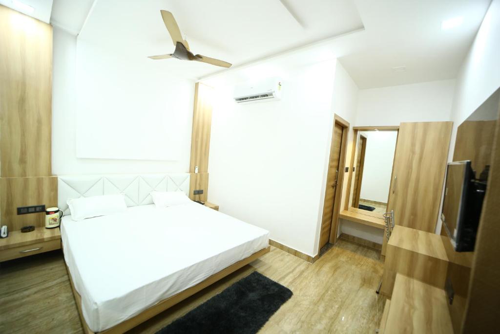 Postel nebo postele na pokoji v ubytování Hotel Byke Ride - Walkable from Agra Cantt Railway Station