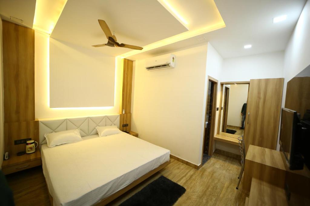 Postel nebo postele na pokoji v ubytování Hotel Byke Ride - Walkable from Agra Cantt Railway Station