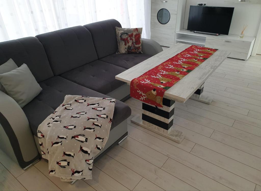 uma sala de estar com um sofá e uma mesa em Cosy Charming Apartment em Blagoevgrad