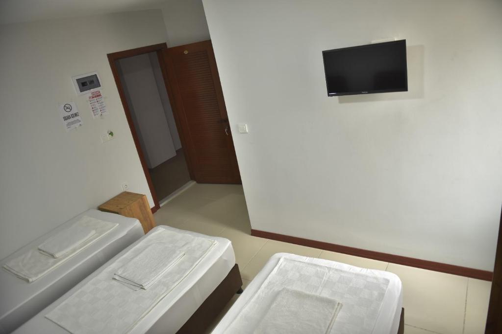 TV a/nebo společenská místnost v ubytování Yeşilyurt otel