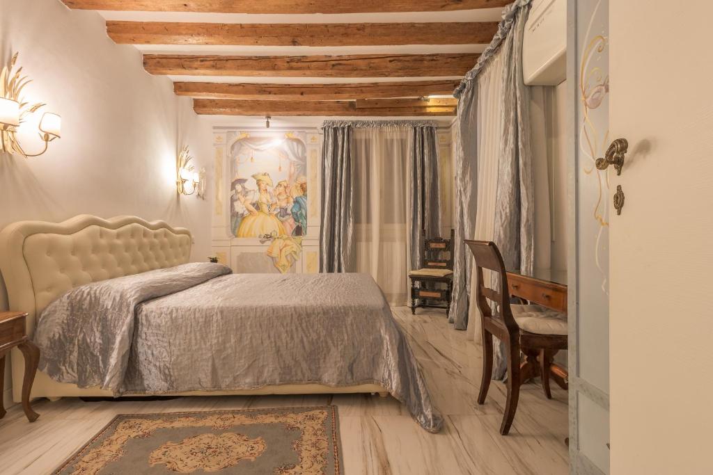 A bed or beds in a room at Noble house with @original venetian murales