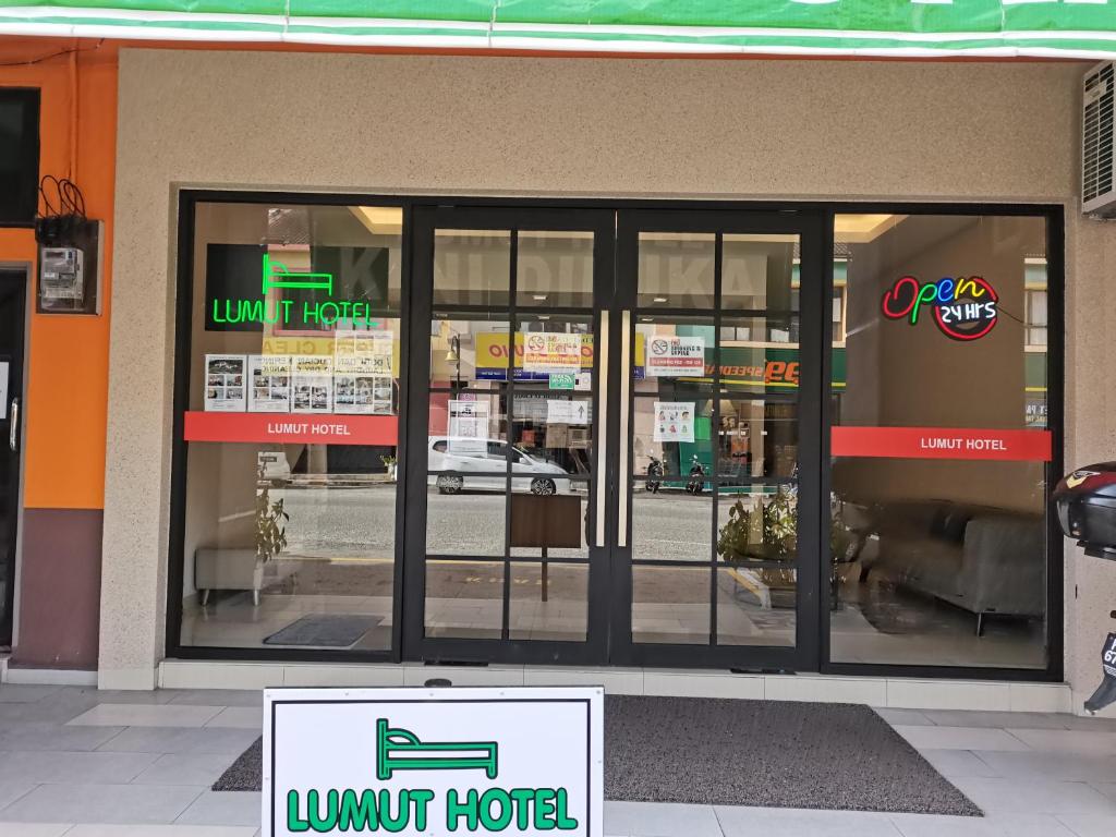 Sijil, anugerah, tanda atau dokumen lain yang dipamerkan di Lumut Hotel
