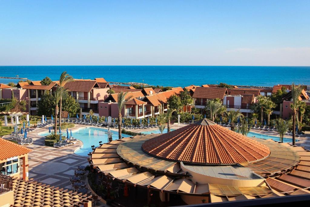 einen Luftblick auf ein Resort mit einem Pool in der Unterkunft ROBINSON Cyprus in Alaminos