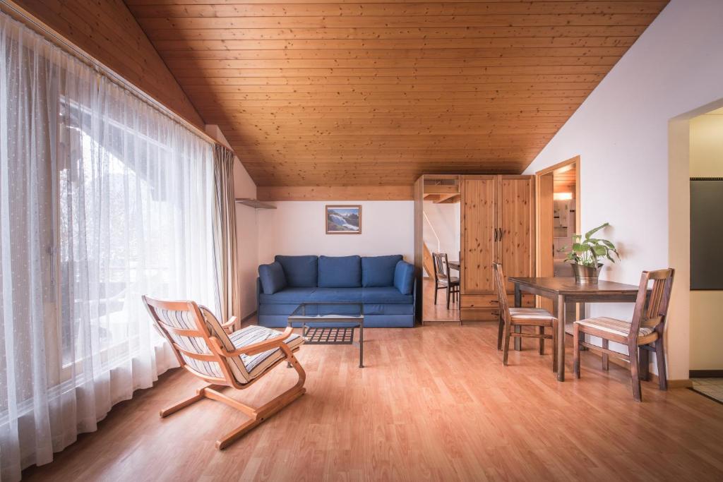 Central Wengen Wonderland: Mezzanine Studio for 4 - One-Bedroom Apartment