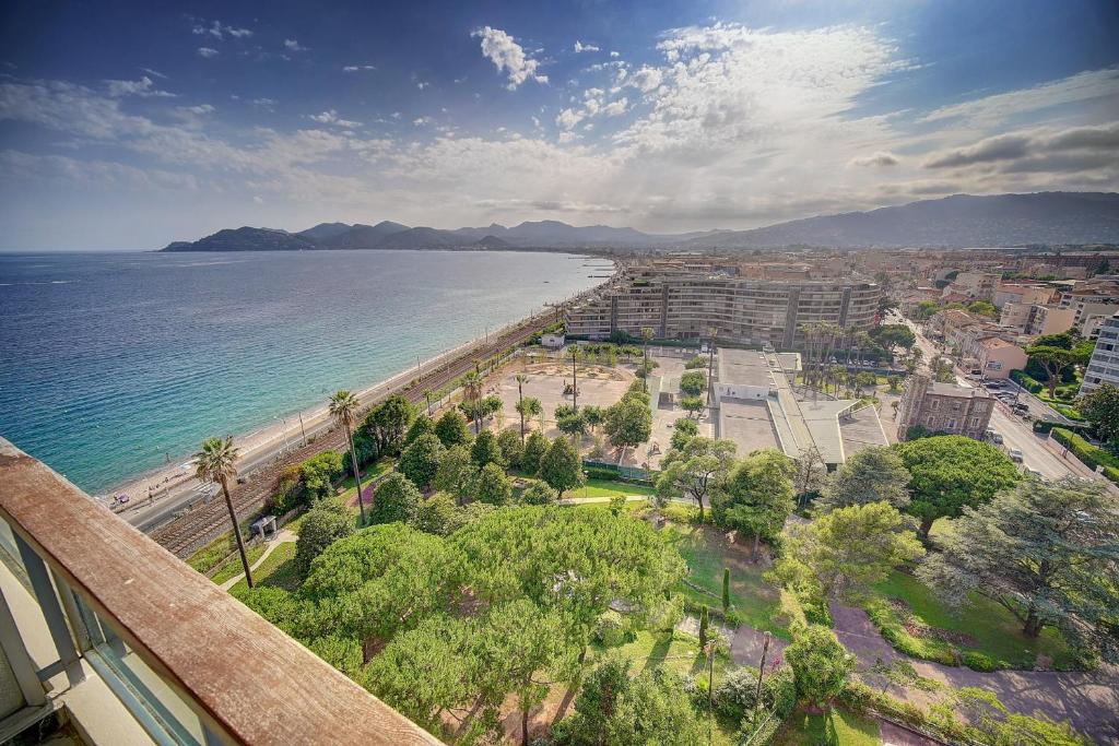 uma vista aérea de uma praia e do oceano em IMMOGROOM- Magnificent View - NEW - Terrace - AC em Cannes