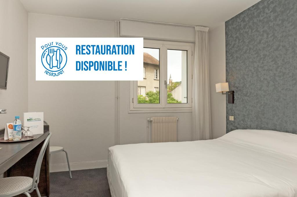 een slaapkamer met een bed en een bord met restauratiestoringen bij Brit Hotel Cahors - Le Valentré in Cahors