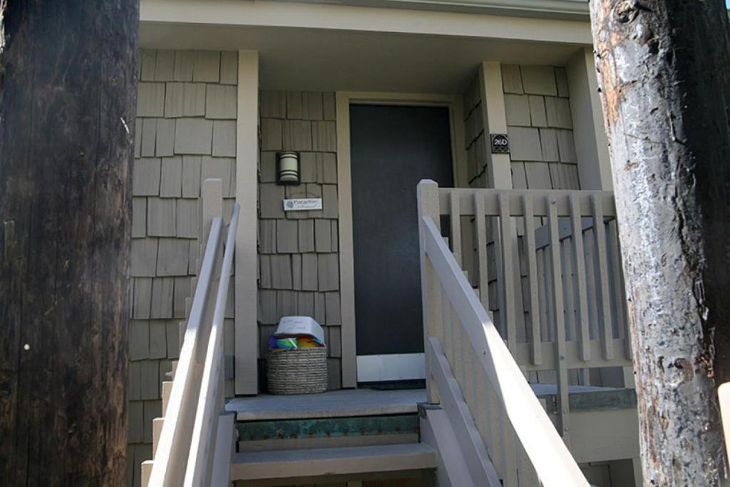 een voordeur van een huis met een mand op de trap bij D26 - Seaside Cottage in Oceanside
