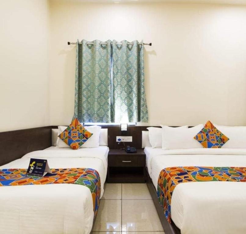 Säng eller sängar i ett rum på Hotel Paradise inn
