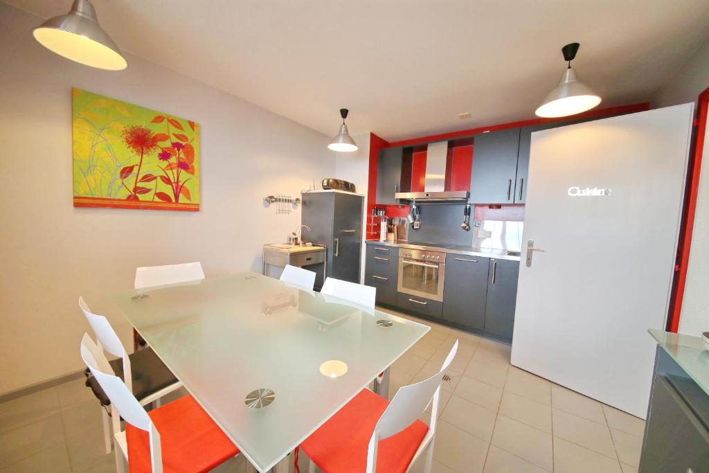 Kuchyň nebo kuchyňský kout v ubytování Corseaux Beach rooms-Riviera Beach apartments