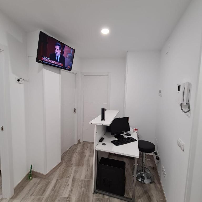Televízia a/alebo spoločenská miestnosť v ubytovaní Hostal Las Fronteras