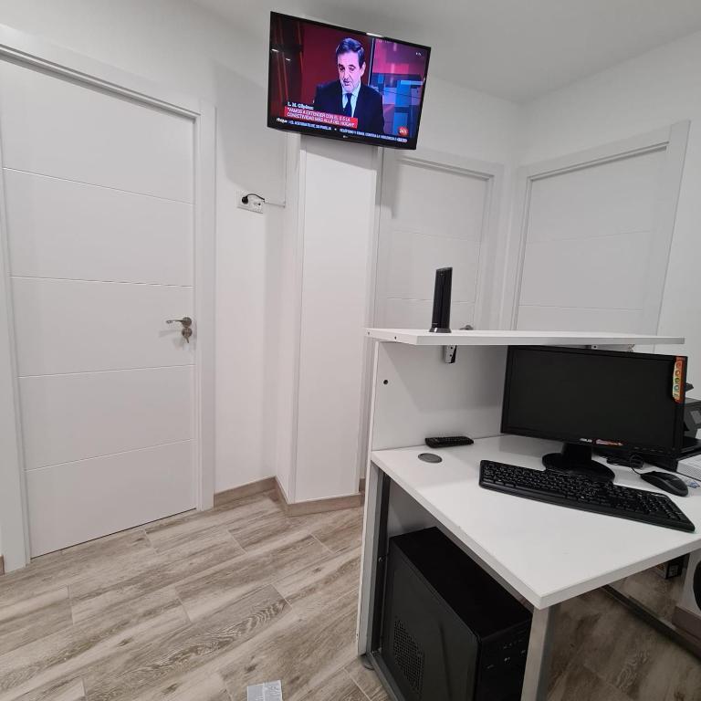 Televízia a/alebo spoločenská miestnosť v ubytovaní Hostal Las Fronteras