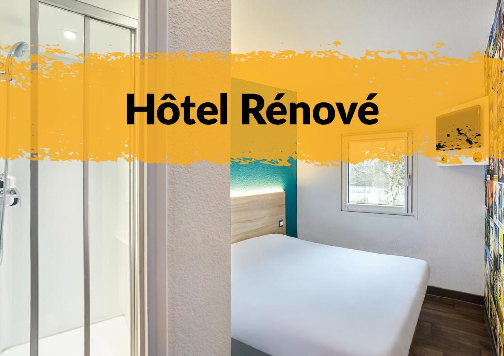 a room with a bed and a hotel remove sign at hotelF1 Nancy Sud in Houdemont