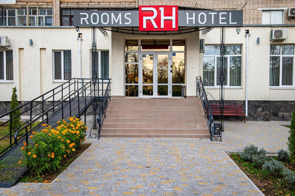 un hôtel avec des escaliers menant aux portes d'un bâtiment dans l'établissement Rooms Hotel, à Vinnytsia