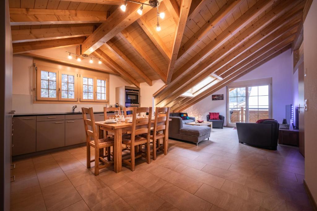 eine Küche und ein Wohnzimmer mit einem Tisch und Stühlen in der Unterkunft Comfortable, Great views, Perfect location, New in Lauterbrunnen