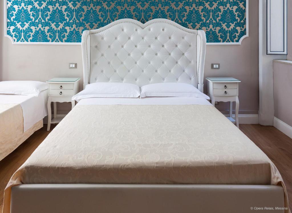 um quarto com uma cama branca e duas mesas de cabeceira em Opera Relais em Messina