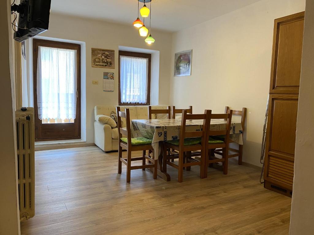 Χώρος καθιστικού στο Trilocale 020 Pinzolo