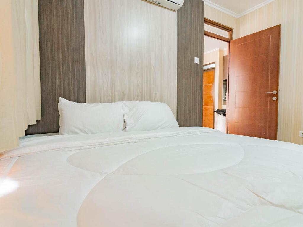 Postel nebo postele na pokoji v ubytování RedDoorz near Trans Studio Mall Cibubur 3