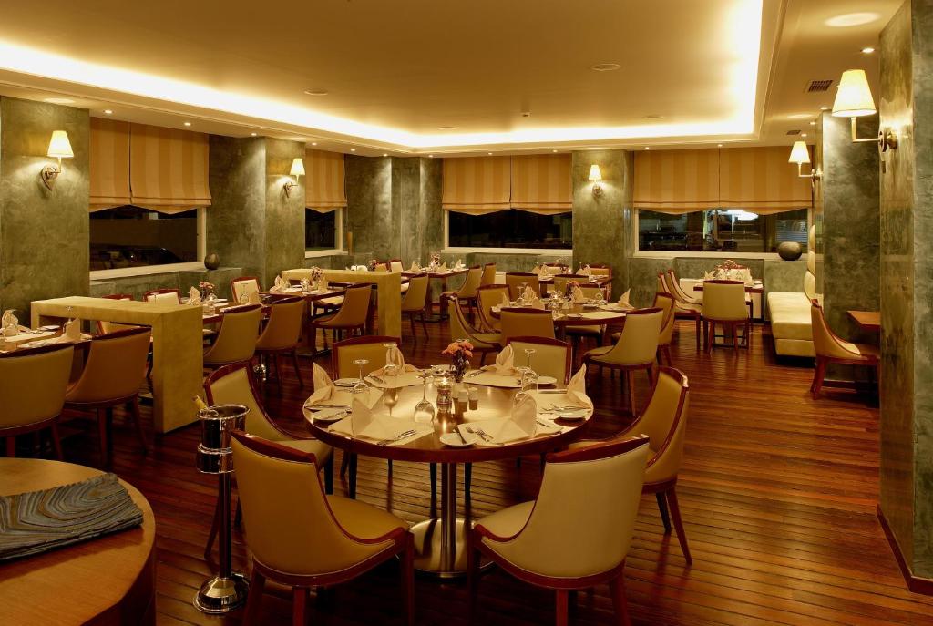 Reštaurácia alebo iné gastronomické zariadenie v ubytovaní Piraeus Theoxenia Hotel