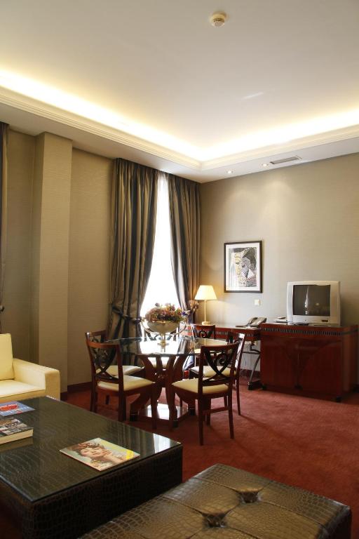 Televízia a/alebo spoločenská miestnosť v ubytovaní Piraeus Theoxenia Hotel