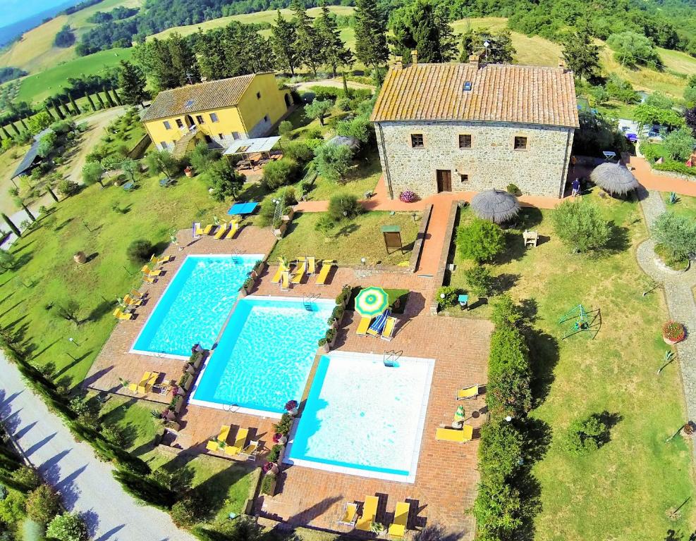 una vista aerea di una villa con 2 piscine di Relais Poggio al Vento a Pomarance