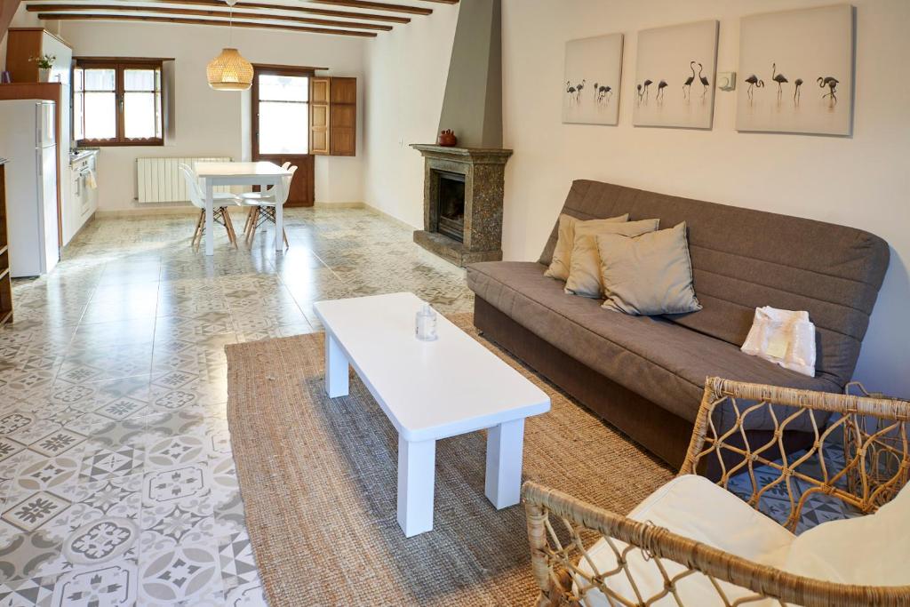 uma sala de estar com um sofá e uma mesa em El Mirador de Sanabria em Galende